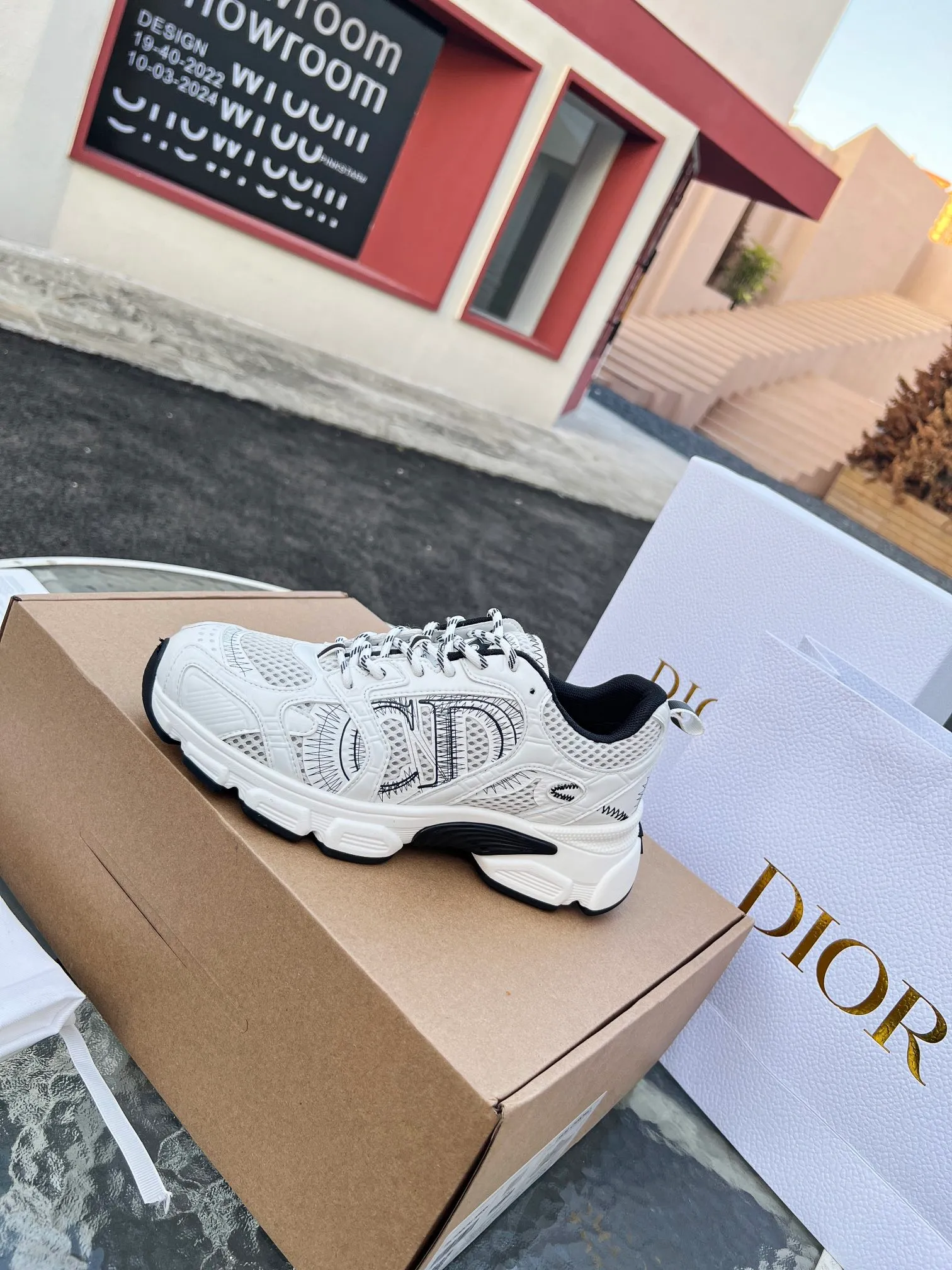 👟👟Ex-factory price 600👟👟 High version couple model🍸 Dior Dior | 2024 ˢˢDilraba, many stars have the same style. L’s 2024 spring and summer new products. The latest popular Chrono series, thick-soled mesh color-blocking running shoes, dad shoes, casual sports shoes series〰 Original purchase, development and production👍🏻This Dior Chrono sneaker is made of white and black mesh fabric with leather effect panels. The CD logo on both sides, the star patch on the tongue and the Dior logo on the heel, many details highlight the style. The two-tone laces, lightweight sole and star embellishment allow for a casual look all year round, complementing a variety of casual or elegant pieces. ♺Upper: Original imported first-layer cowhide + mesh ♺Inner lining: Original customized breathable lining ♺Outsole: Original molded EVA super light and super soft outsole ♺Heel height: 4.5cm ♺Size: Female 35-41 Male 39-45 (Female 40.41 Male 45 customized)